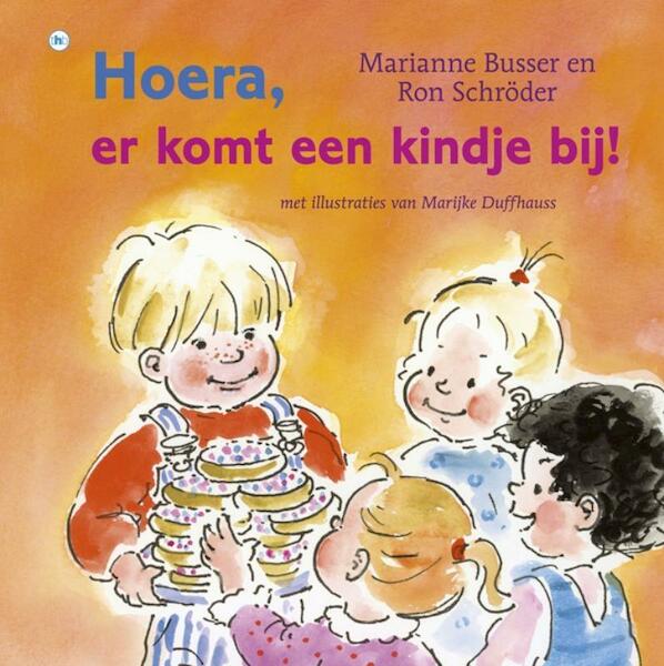 Hoera er komt een kindje bij ! - Marianne Busser, Ron Schröder (ISBN 9789044335590)